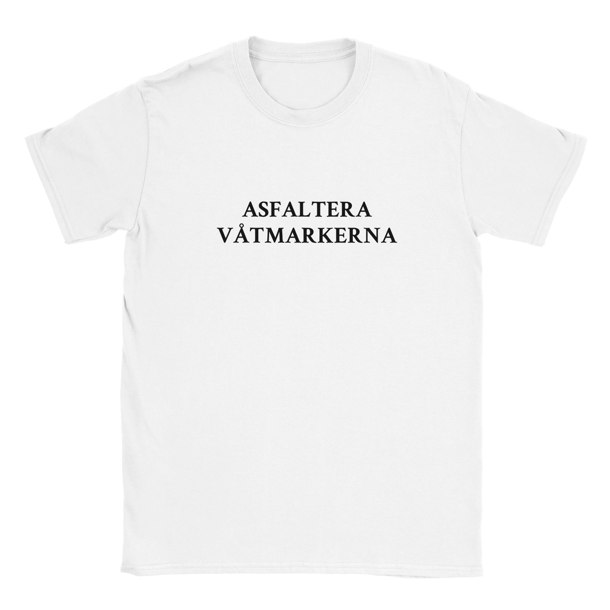 Rolig t-shirt med texten “Asfaltera Våtmarkerna”, provocerande humortryck, unisex herr/dam – Merchoteket